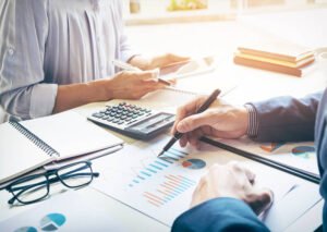 Ten un objetivo antes de pedir un crédito para tu escuela Antes de pedir un crédito es muy importante que te hagas la siguiente pregunta: ¿Hacia dónde quiero llevar a mi escuela con el dinero que solicite? Tener clara la meta a la que quieres llegar es fundamental para el éxito de tu proyecto. Por ejemplo, si quieres remodelar la infraestructura para que tenga el aspecto que siempre has soñado, a partir de esto podrás definir los siguientes pasos que quieres dar y, además, te dará la motivación que necesitas.